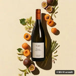 Liegende Flasche Sauvignac umgeben von Passionsfrucht, getrockneter Aprikose, Limette und Zitrone (mit KI erstellt)