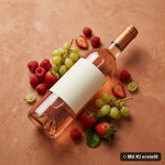 Liegende Flasche Traubensecco alkoholfrei umgeben von Himbeeren, Erdbeeren und Weintrauben (mit KI erstellt)
