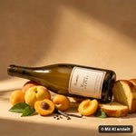 Liegende Rieslingflasche umgeben von Pfirsich, Aprikose, Zitrone und Vanille (mit KI erstellt)