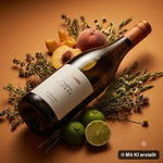 Liegende Flasche Riesling trocken, umgeben von Pfirsich, Limette und Heu (mit KI erstellt)