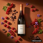 Liegende Flasche Spätburgunder umgeben von Himbeeren, schwarzen Johannisbeeren, Veilchen und Nelken (mit KI erstellt)