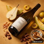 Liegende Flasche Weißburgunder mit Birne, Melone, Mandel und Toast-Aromen drumherum (mit KI erstellt)