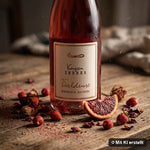 Liegende Roséflasche Nebbiolo Saignée, umgeben von Erdbeere, Rosenblüten und Orangenschale (mit KI erstellt)