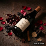 Liegende Flasche WALDENSO Nebbiolo umgeben von Kirsche, Backpflaume, Rose, Trüffel und Leder (mit KI erstellt)