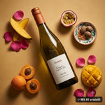 Liegende Flasche Cédille Cuvée weiß umgeben von Mango, Passionsfrucht, Pfirsich und Rose (mit KI erstellt)