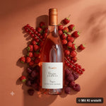 Liegende Roséweinflasche umgeben von Erdbeeren, Himbeeren und Zitrone in sommerlichem Licht (mit KI erstellt)
